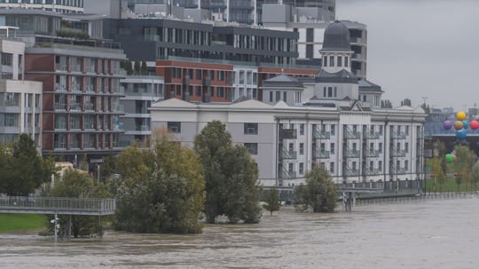 Hasiči zasahujú v Eurovei, zadymenie sa zatiaľ nepotvrdilo