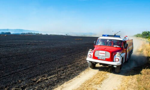 Na východe Slovenska vypukol rozsiahly požiar. Oheň pohltil kombajn aj pole s obilím