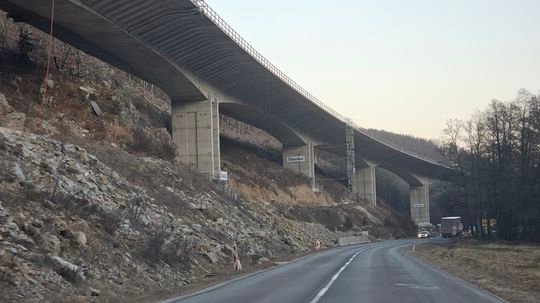 Cestu medzi Kriváňom a Mýtnou zaplavilo, premávku čiastočne obmedzili