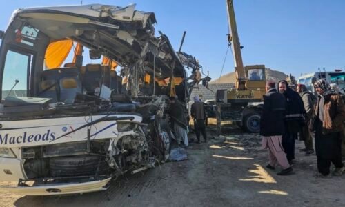 Desítky mrtvých a zraněných při nehodě autobusu v Afghánistánu. Způsobila ji nedbalost řidiče