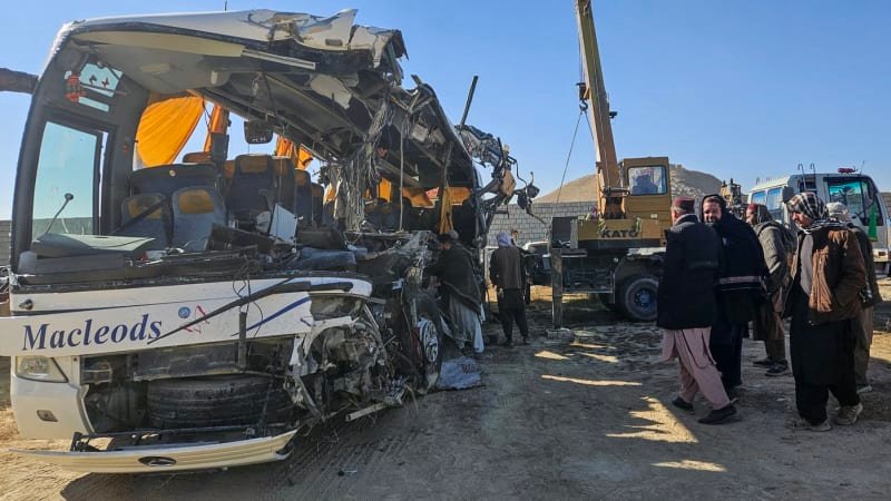 Desítky mrtvých a zraněných při nehodě autobusu v Afghánistánu. Způsobila ji nedbalost řidiče Desítky mrtvých a zraněných při nehodě autobusu v Afghánistánu. Způsobila ji nedbalost řidiče