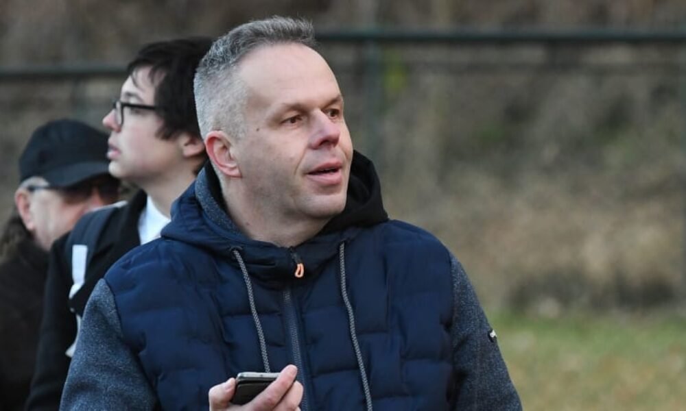 Kameraman spojený se Stačilo! střílel na ulici. Magor, kam na ně komouši chodí? píše Zdechovský