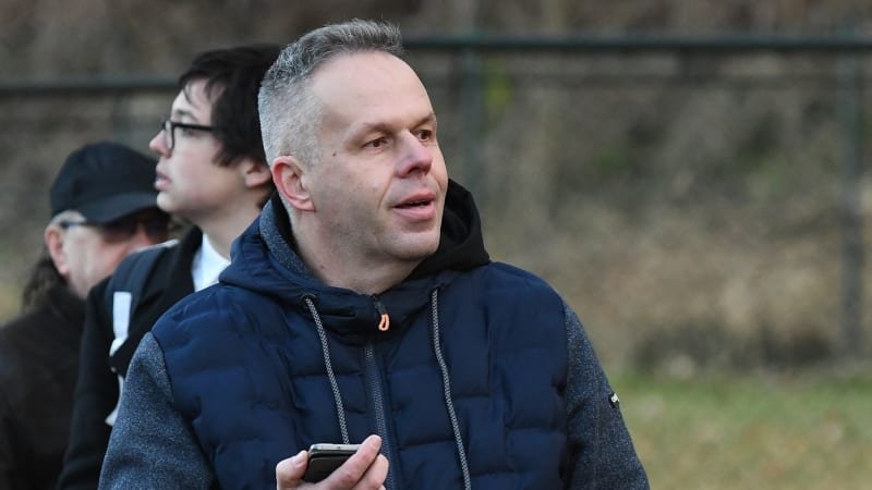 Kameraman spojený se Stačilo! střílel na ulici. Magor, kam na ně komouši chodí? píše Zdechovský Kameraman spojený se Stačilo! střílel na ulici. Magor, kam na ně komouši chodí? píše Zdechovský