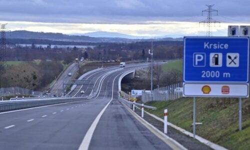 Rozruch na D4: Po dálnici se opět proháněla formule, dokazuje video. Řidiče hledá policie