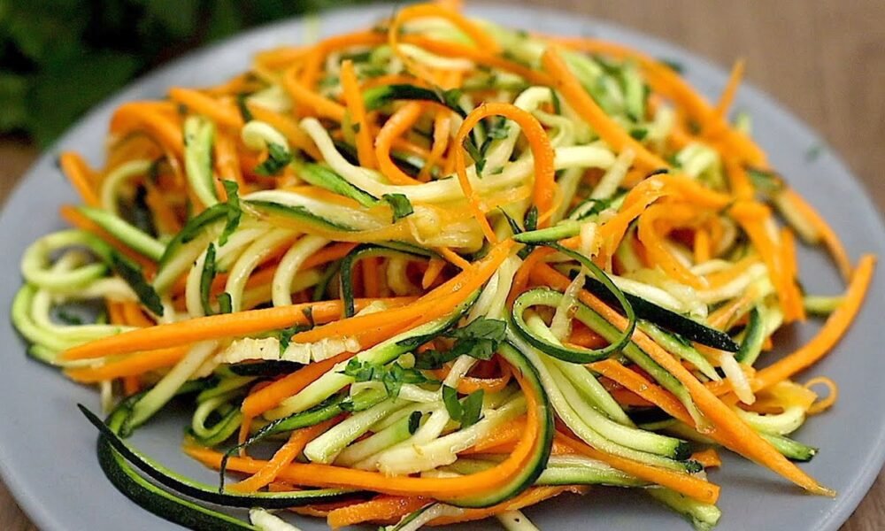 Lecker und gesund! Sommerlicher Gemüsesalat mit Zucchini und Karotten.