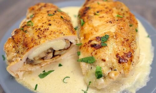 Dieses Gericht wird von allen geliebt – gefüllte Hähnchenbrust in einer cremigen Sauce