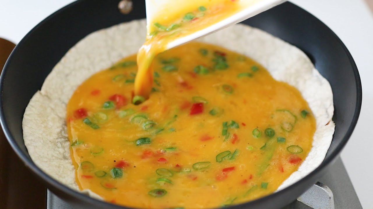 Pour 4 eggs into the tortilla and you’ll be amazed by the results! Simple and delicious breakfast