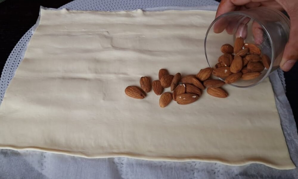 Prendi una Tazza di Mandorle e Pasta sfoglia! e prepara questo delizioso dessert in 5 Minuti!BUONO