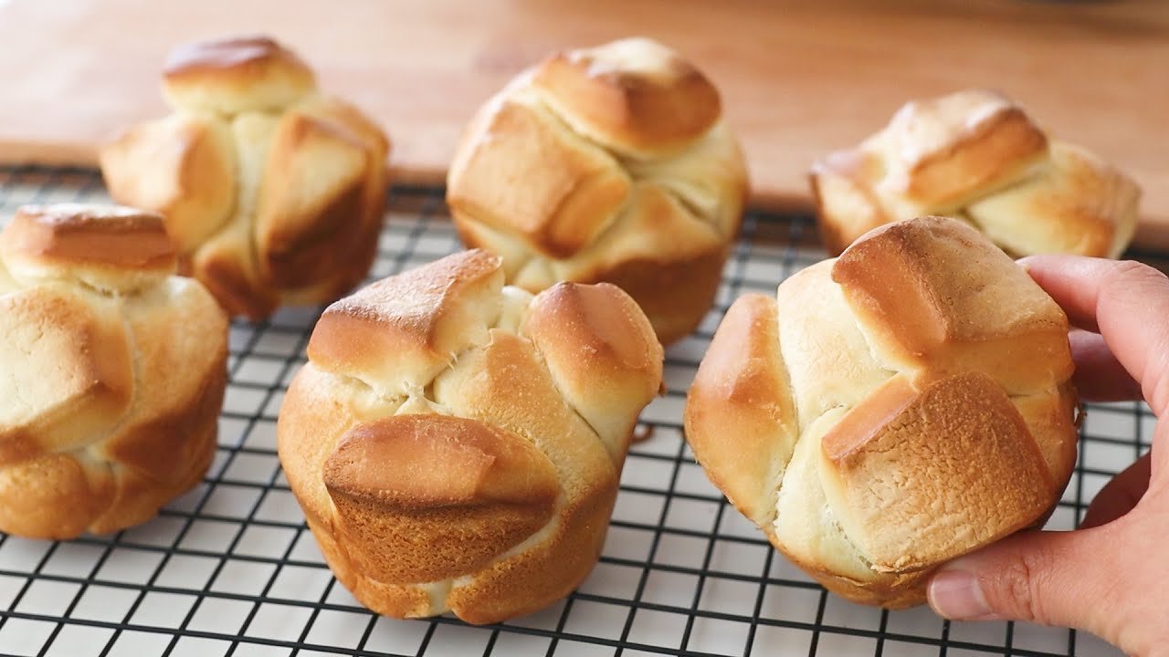 I’ve never had such delicious bread for breakfast! Easy and quick cream cheese bread