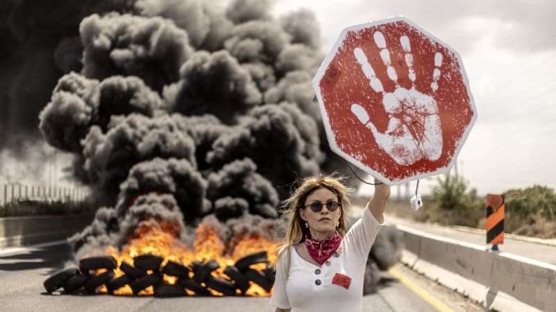 OBRAZEM: Den boje v Izraeli. Toto je Netanjahuova válka, ne naše, bouří se lidé mezi plameny OBRAZEM: Den boje v Izraeli. Toto je Netanjahuova válka, ne naše, bouří se lidé mezi plameny