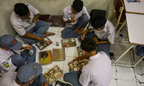 Školním obědem od státu se otrávilo už 360 lidí. Projekt indonéského prezidenta budí vášně