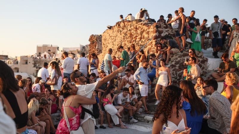 Přeplněné turistické perly: V Dubrovníku i na Santorini se už téměř nepohnete. Kde hledat klid? Přeplněné turistické perly: V Dubrovníku i na Santorini se už téměř nepohnete. Kde hledat klid?