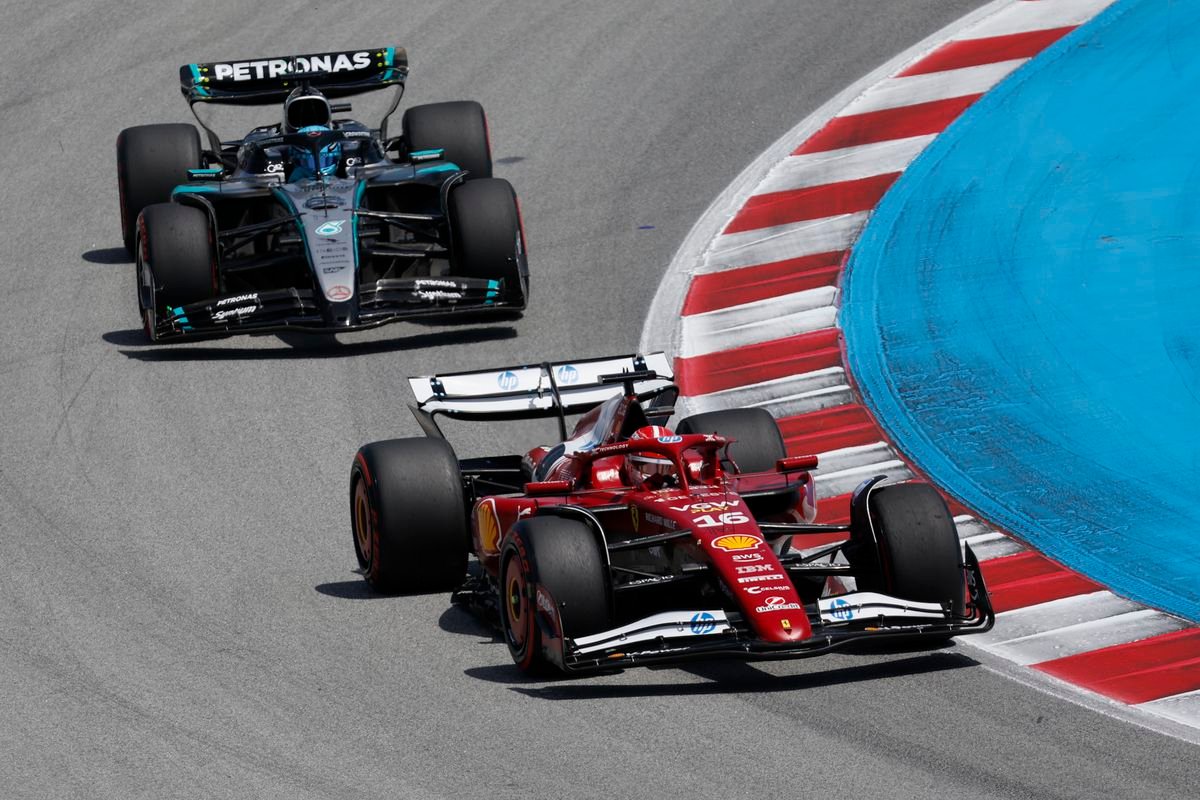 Jazdec Ferrari zaň schytal trest. Charles Leclerc komentoval ostrý súboj s Georgom Russellom