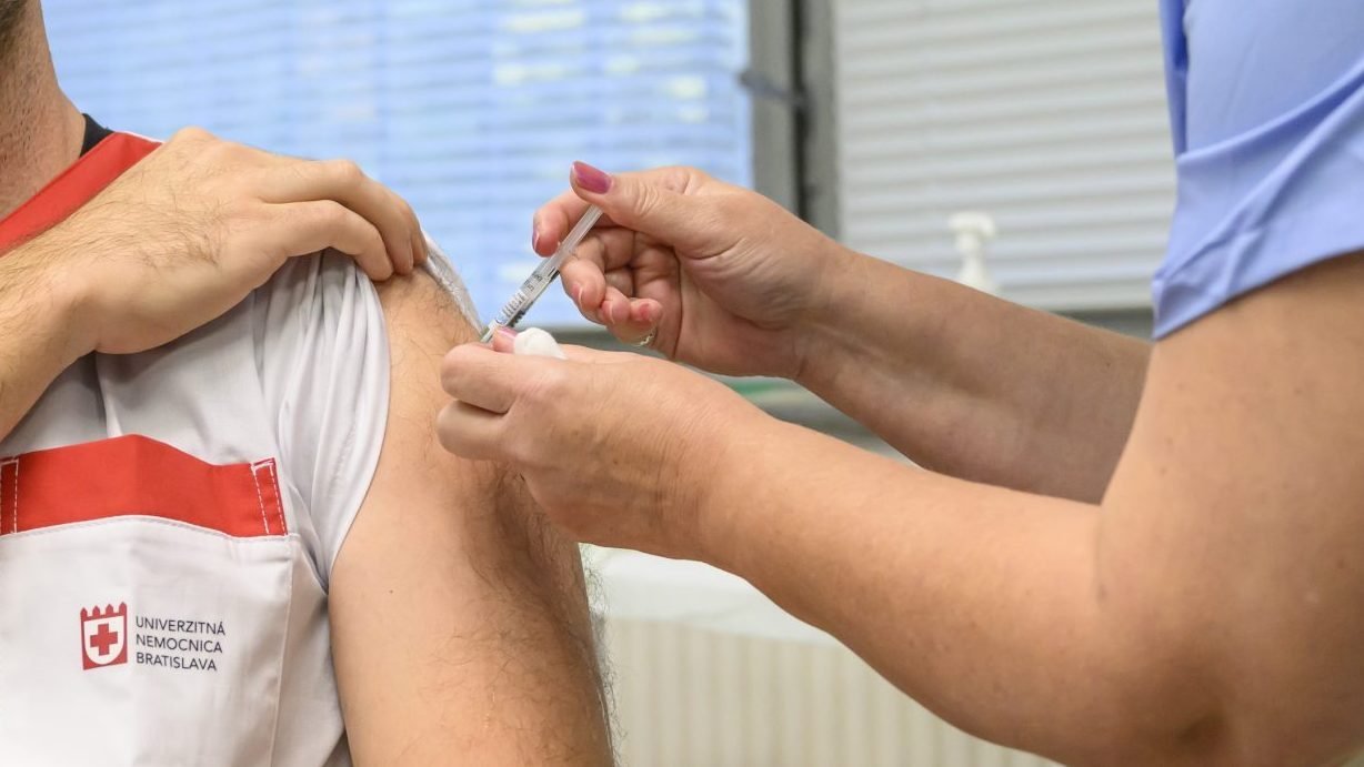 Odborníci i opozícia žiadajú obnovenie dovozu vakcín proti covidu. Odborníci i opozícia žiadajú obnovenie dovozu vakcín proti covidu.