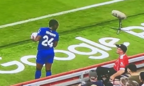 VIDEO Obeť rasistických urážok poďakovala aj súperovi: Futbal ukázal svoju najlepšiu stránku