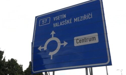 Komický omyl v Novém Jičíně: Silničáři zkomolili název města na značce, lidé ho ani nevysloví Komický omyl v Novém Jičíně: Silničáři zkomolili název města na značce, lidé ho ani nevysloví