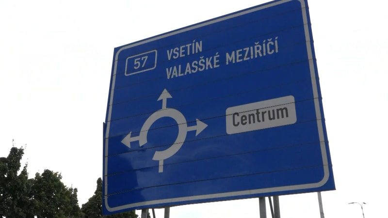 Komický omyl v Novém Jičíně: Silničáři zkomolili název města na značce, lidé ho ani nevysloví Komický omyl v Novém Jičíně: Silničáři zkomolili název města na značce, lidé ho ani nevysloví