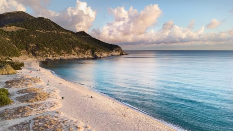 Čechy láká září, roste popularita pozdnějších dovolených. jaké destinace jsou letos v trendu?