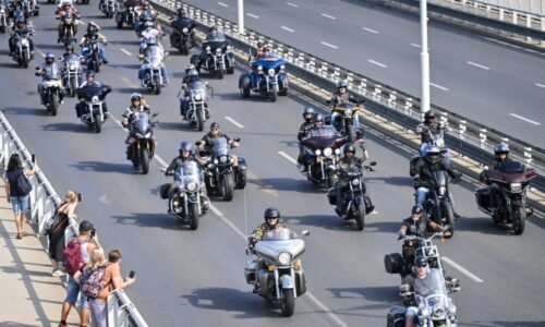 Prezident Pavel se připojil ke spanilé jízdě Prahou. Jedou stovky motorek Harley-Davidson Prezident Pavel se připojil ke spanilé jízdě Prahou. Jedou stovky motorek Harley-Davidson