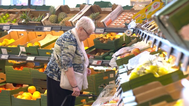 Kdo může za zdražování potravin? Zemědělci, zpracovatelé a supermarkety se viní navzájem Kdo může za zdražování potravin? Zemědělci, zpracovatelé a supermarkety se viní navzájem