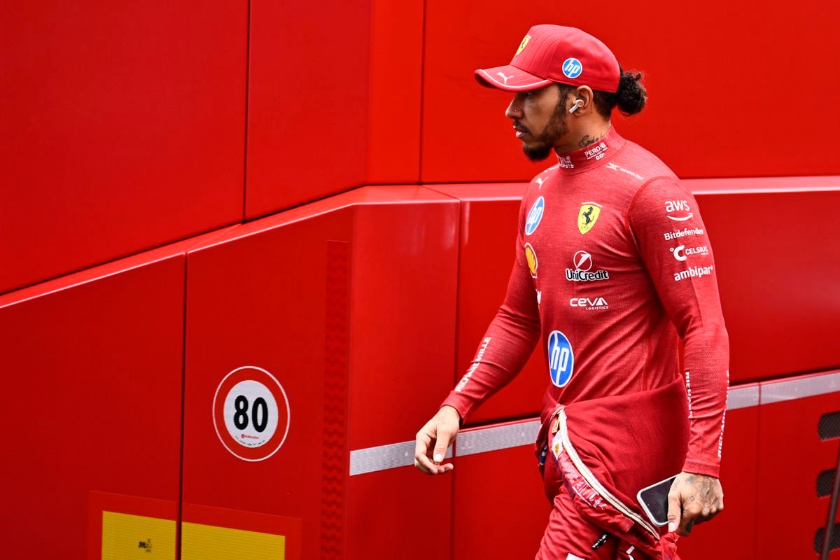Nedávno ho posielala do dôchodku. Legenda F1 označila náhradníka Lewisa Hamiltona vo Ferrari