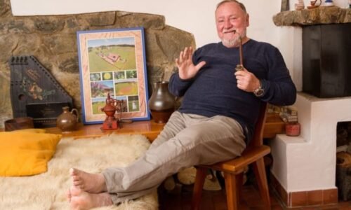 Vítězslav Jandák si postavil domov snů. Žije ve stylovém srubu, za sousedy má jen lesy a louky Vítězslav Jandák si postavil domov snů. Žije ve stylovém srubu, za sousedy má jen lesy a louky