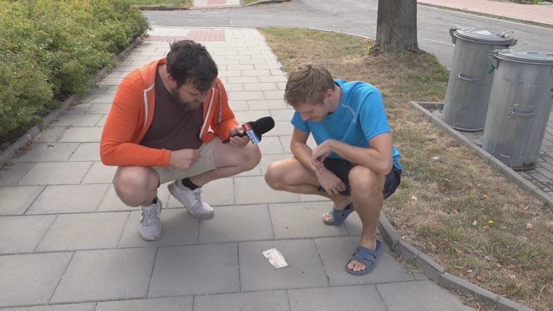 Absurdní vtípek z Uničova: Někdo přilepil pětistovku na chodník. Hrozí mu půl roku vězení Absurdní vtípek z Uničova: Někdo přilepil pětistovku na chodník. Hrozí mu půl roku vězení