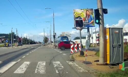 Vlak ve Zlíně málem smetl dvě auta. Drsné záběry ukazují, že k tragédii chyběla chvilička