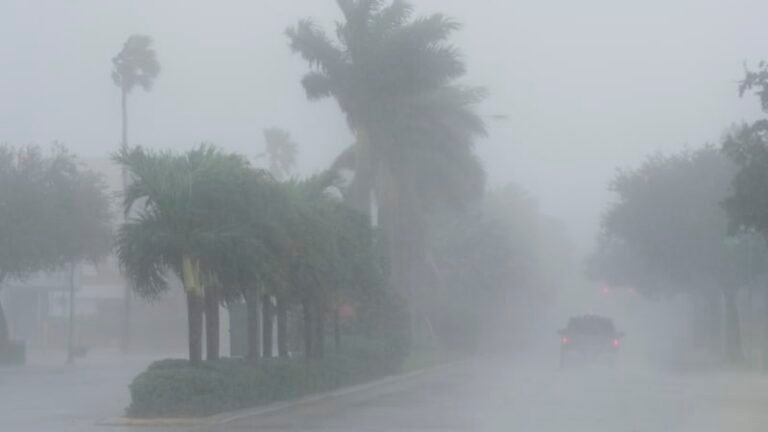 Hurikán erin se řítí na karibik. experti varují před život ohrožujícími vlnami a vlnobitím