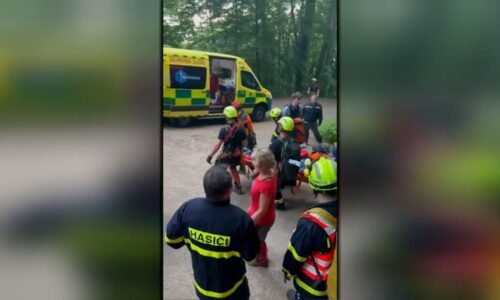 Seniorka se na Bezdězu zřítila ze 40metrového srázu. Záběry ukazují složitou záchranu