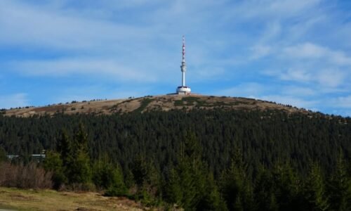 Dva lidé se těžce zranili při sjíždění z Pradědu. Oba musel zachraňovat vrtulník