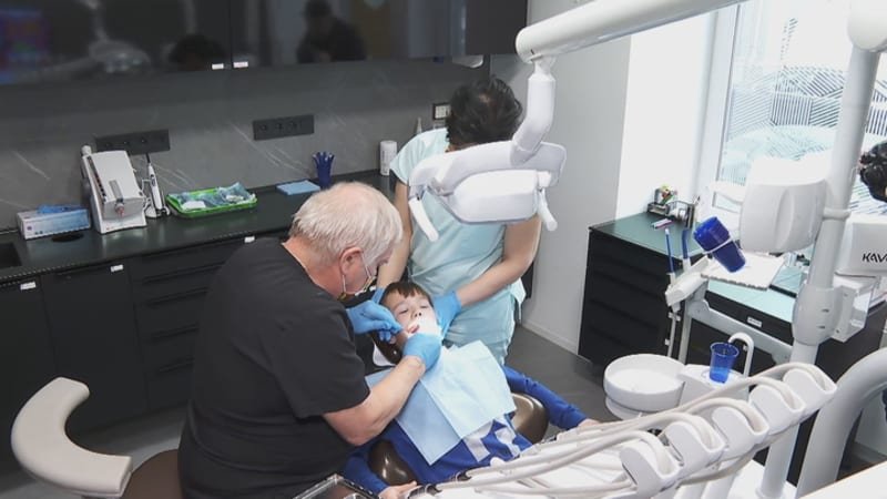 Kdy jít s dítětem poprvé k zubaři? Expert popsal, jak se starat o mléčné zuby a bránit se kazům