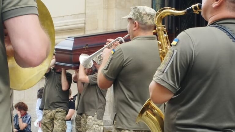 Reportáž: na pohřbu 12 vojáků a drony ve středověkém sklepení aneb tucet obrazů z ukrajiny