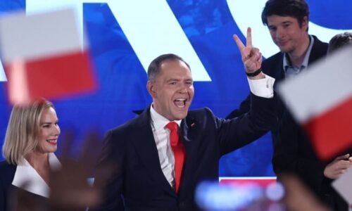 Polsko má nového prezidenta. Bývalý fotbalový chuligán může zavařit premiéru Tuskovi