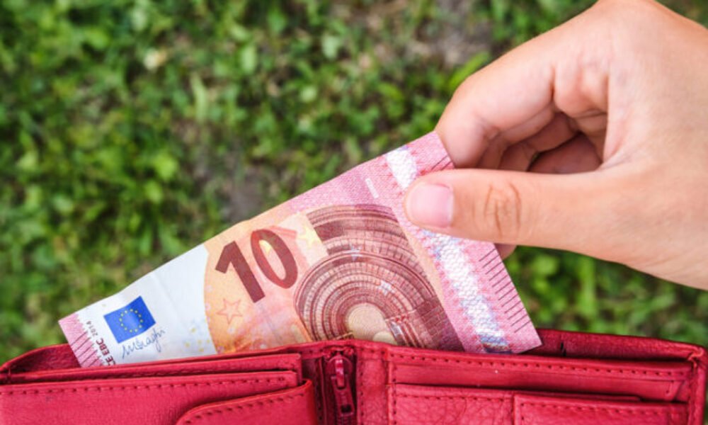 Vyžiť zo mzdy je problém pre väčšinu Slovákov, prieskum odhalil tvrdú realitu slovenských domácností