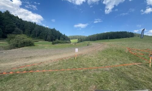 Motocyklista na pretekoch nezvládol skok a narazil do divákov – FOTO