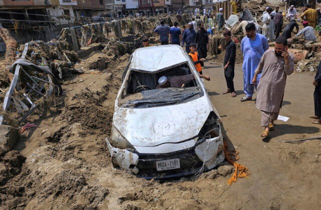 537611_pakistan_flash_floods_13461-640x420.jpg Monzúnové dažde v Pakistane si vyžiadali už najmenej 320 obetí, záchranári pokračujú v pátraní po mŕtvych- FOTO
