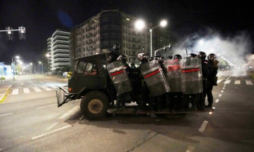 Násilné strety pokračovali v Srbsku už piatu noc po sebe, horeli aj kancelárie vládnucej strany – FOTO