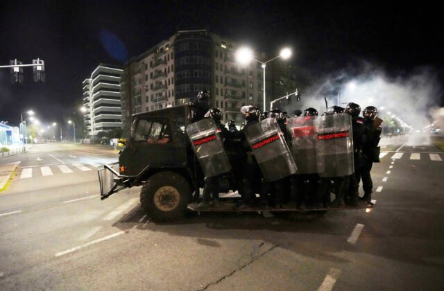 537735_serbia_protests_13957-640x420.jpg Násilné strety pokračovali v Srbsku už piatu noc po sebe, horeli aj kancelárie vládnucej strany – FOTO