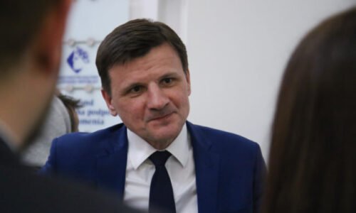 Hlina pozýva na netradičný beh, cieľom „Zlodejskej sedmičky“ je hacienda postavená z eurofondov – FOTO