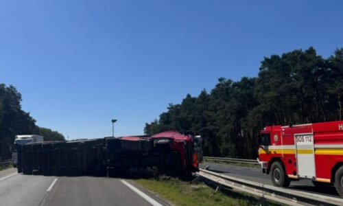 Na diaľnici D2 sa prevrátil kamión, úsek úplne uzavreli – FOTO