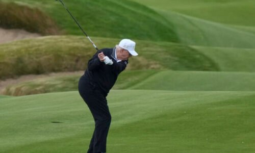Zelenskyj daroval Trumpovi golfovú palicu vojaka, ktorý prišiel o nohu