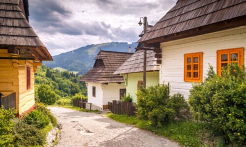 543511_gettyimages-935301728-640x420.jpg Piesne, kroje a remeslá. Vlkolínec ožije tradičnou svadbou z minulosti