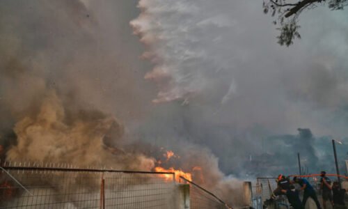 V Ostrave horí priemyselná hala, obyvatelia dostali SMS, aby nevetrali