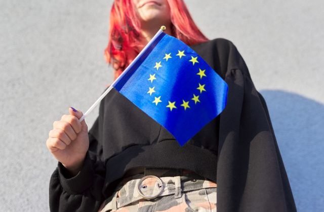 544339_eu-tinedzer-640x420.jpg Väčšina ľudí je za zotrvanie Slovenska v EÚ aj NATO, odísť chcú najmä voliči SNS a hnutia Republika