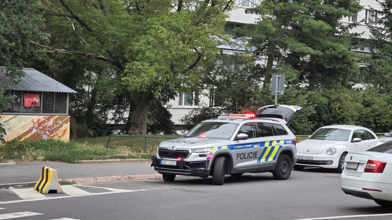 Drama v pražských Ďáblicích. Muž vyhrožoval ženě a házel zbraně z okna. Policie ho zastřelila Drama v pražských Ďáblicích. Muž vyhrožoval ženě a házel zbraně z okna. Policie ho zastřelila