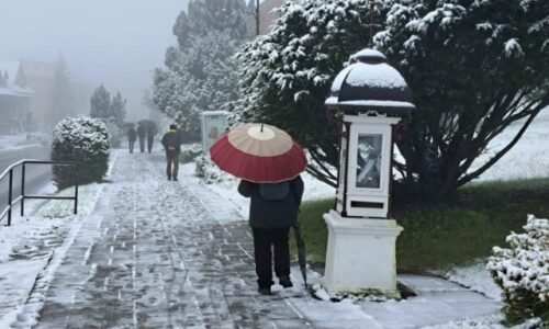 Prvý sneh v Tatrách prišiel nezvyčajne skoro. Na Lomnickom štíte namerali –6,5 °C a horské chaty sa zobudili do biela