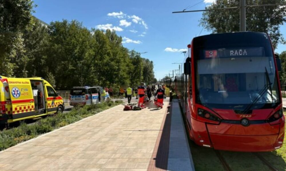 Smrteľná nehoda v Bratislave, električka zrazila 85-ročného cyklistu na koľajisku — FOTO