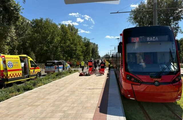 546281_elektricka-640x420.jpg Smrteľná nehoda v Bratislave, električka zrazila 85-ročného cyklistu na koľajisku — FOTO