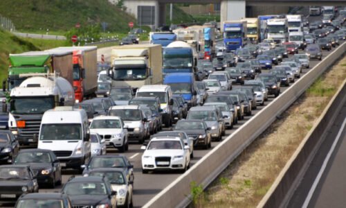 Autobus s 50 ľuďmi na palube sa na diaľnici zrazil s kamiónom